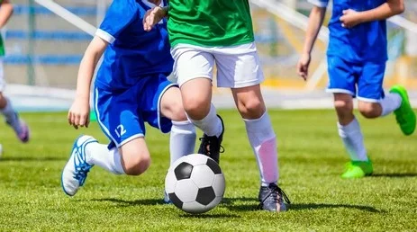 Mladi igrajo ekipne igre